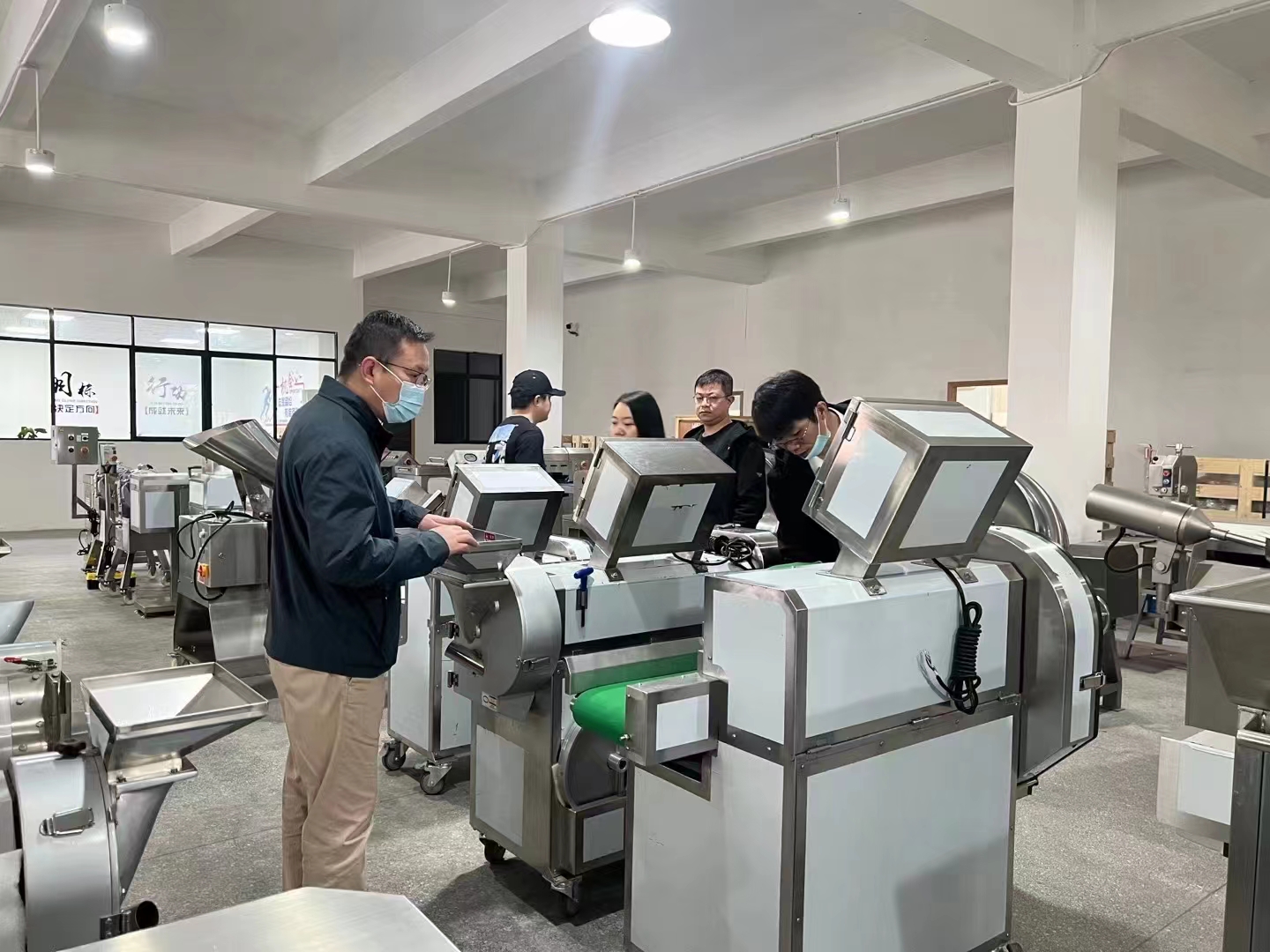熱烈歡迎貴州各級領導蒞臨我司考察中央廚房設備